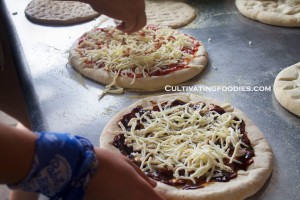 making pizza shot #kaybenpizzaparty #cultivatingfoodies